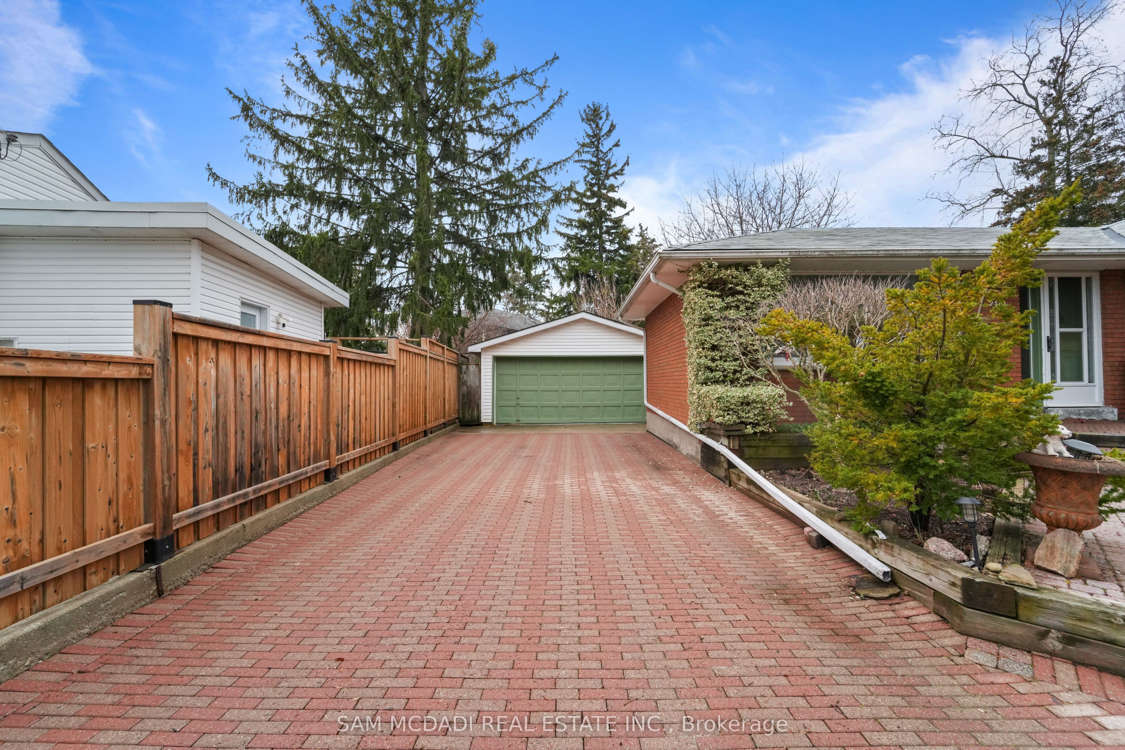 2470 Meadowood Crescent