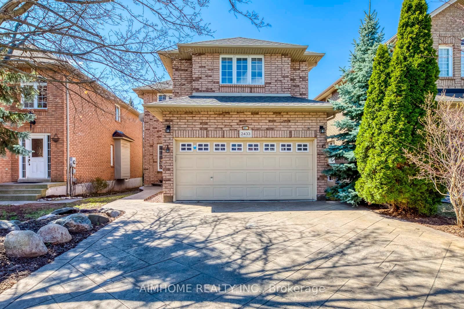 2433 Valley Heights Crescent