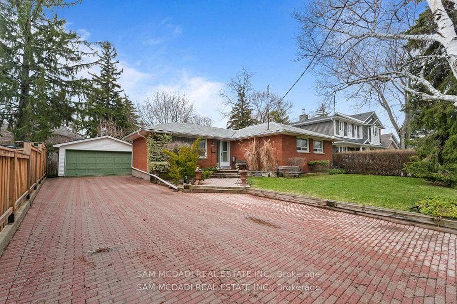 2470 Meadowood Crescent