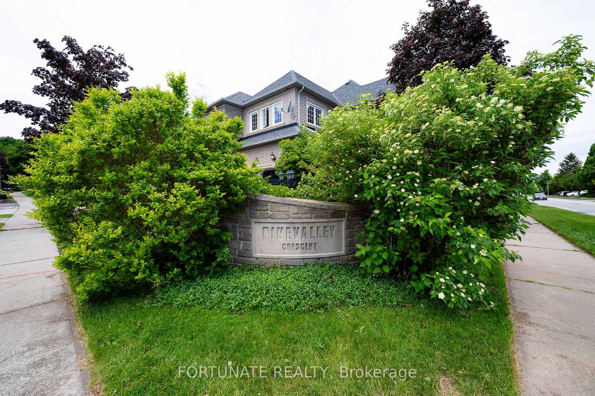 2071 Pinevalley Crescent