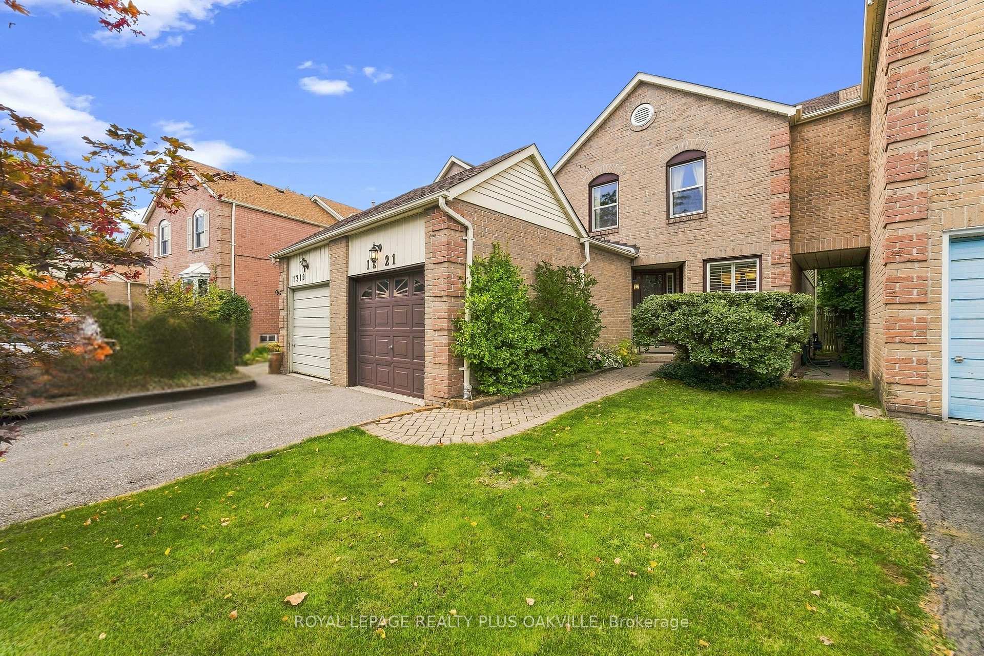 1221 Hedgestone Crescent