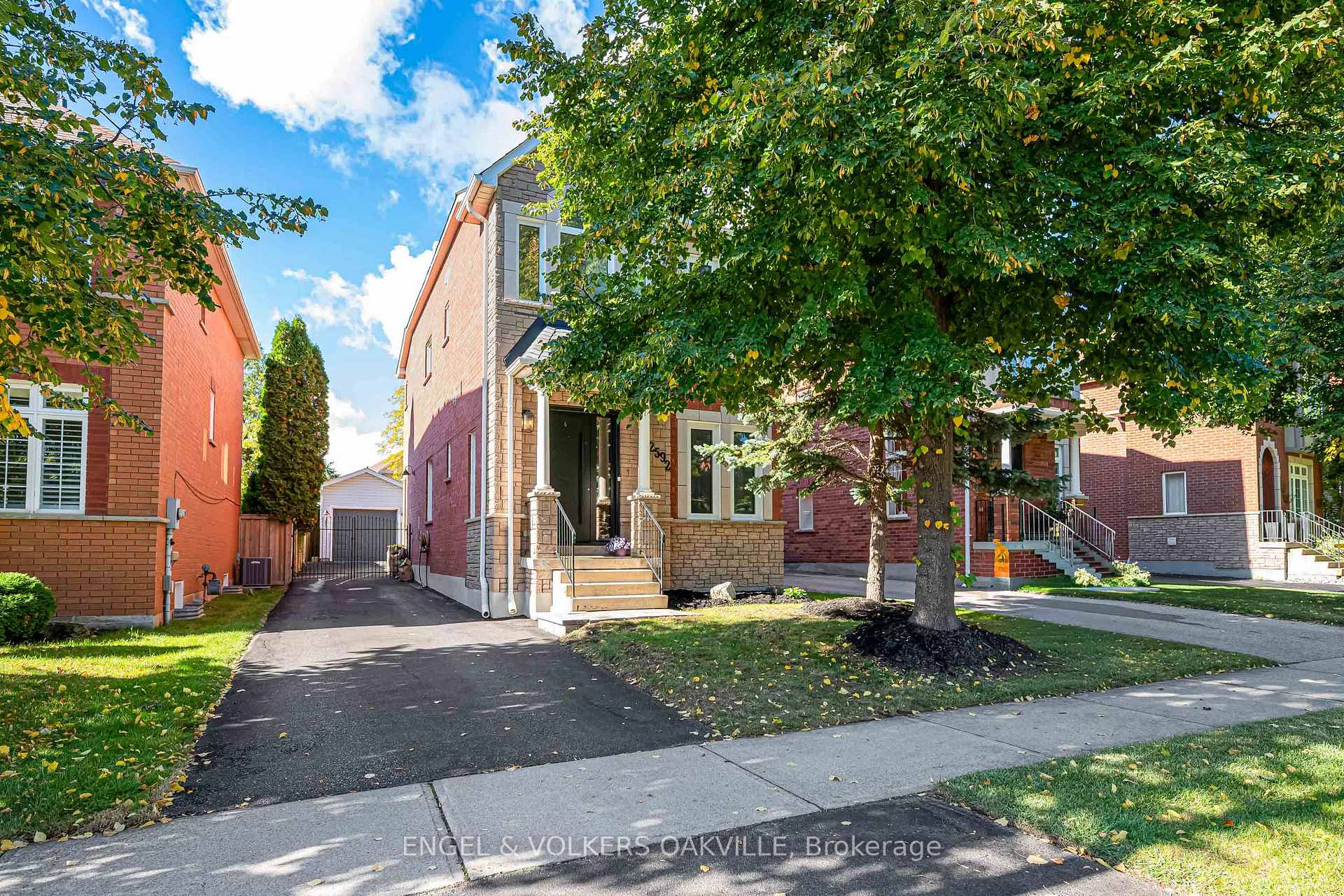 2592 Castle Hill Crescent