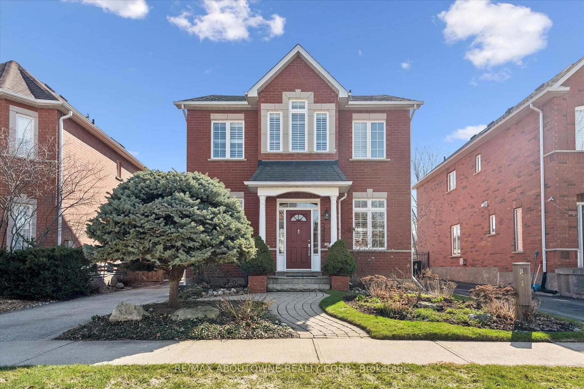 2484 Capilano Crescent